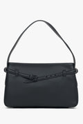 Frontalansicht der schwarzen Damen-Schultertasche aus Echtleder mit elegantem Zierriemen.