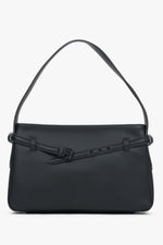 Frontalansicht der schwarzen Damen-Schultertasche aus Echtleder mit elegantem Zierriemen.