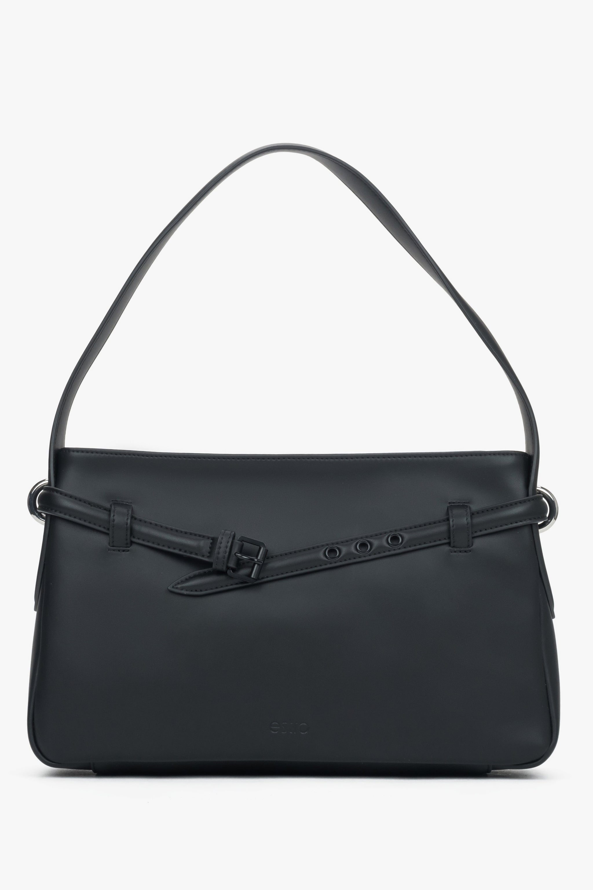 Frontalansicht der schwarzen Damen-Schultertasche aus Echtleder mit elegantem Zierriemen.