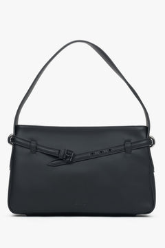 Frontalansicht der schwarzen Damen-Schultertasche aus Echtleder mit elegantem Zierriemen.