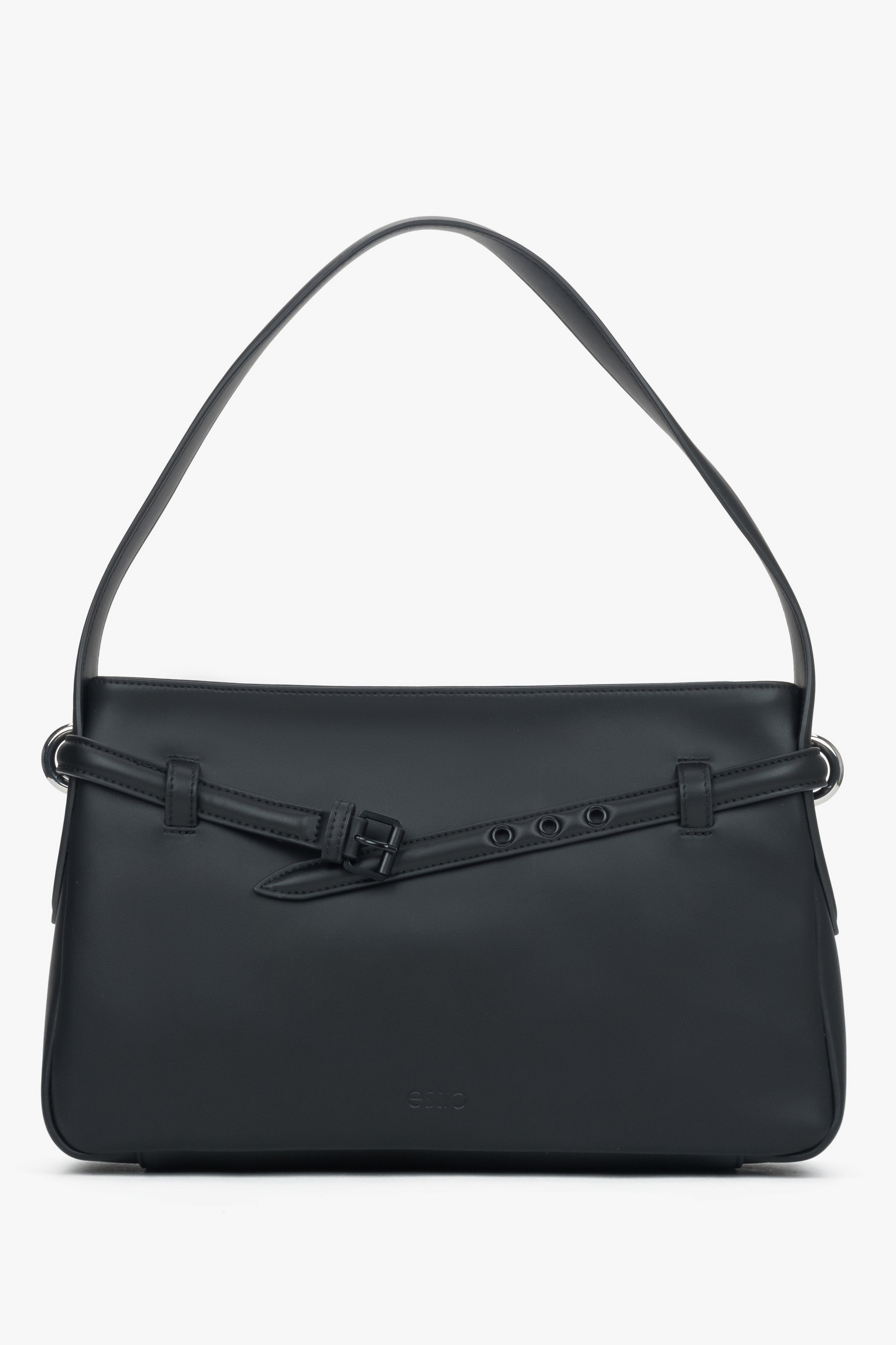 Frontalansicht der schwarzen Damen-Schultertasche aus Echtleder mit elegantem Zierriemen.