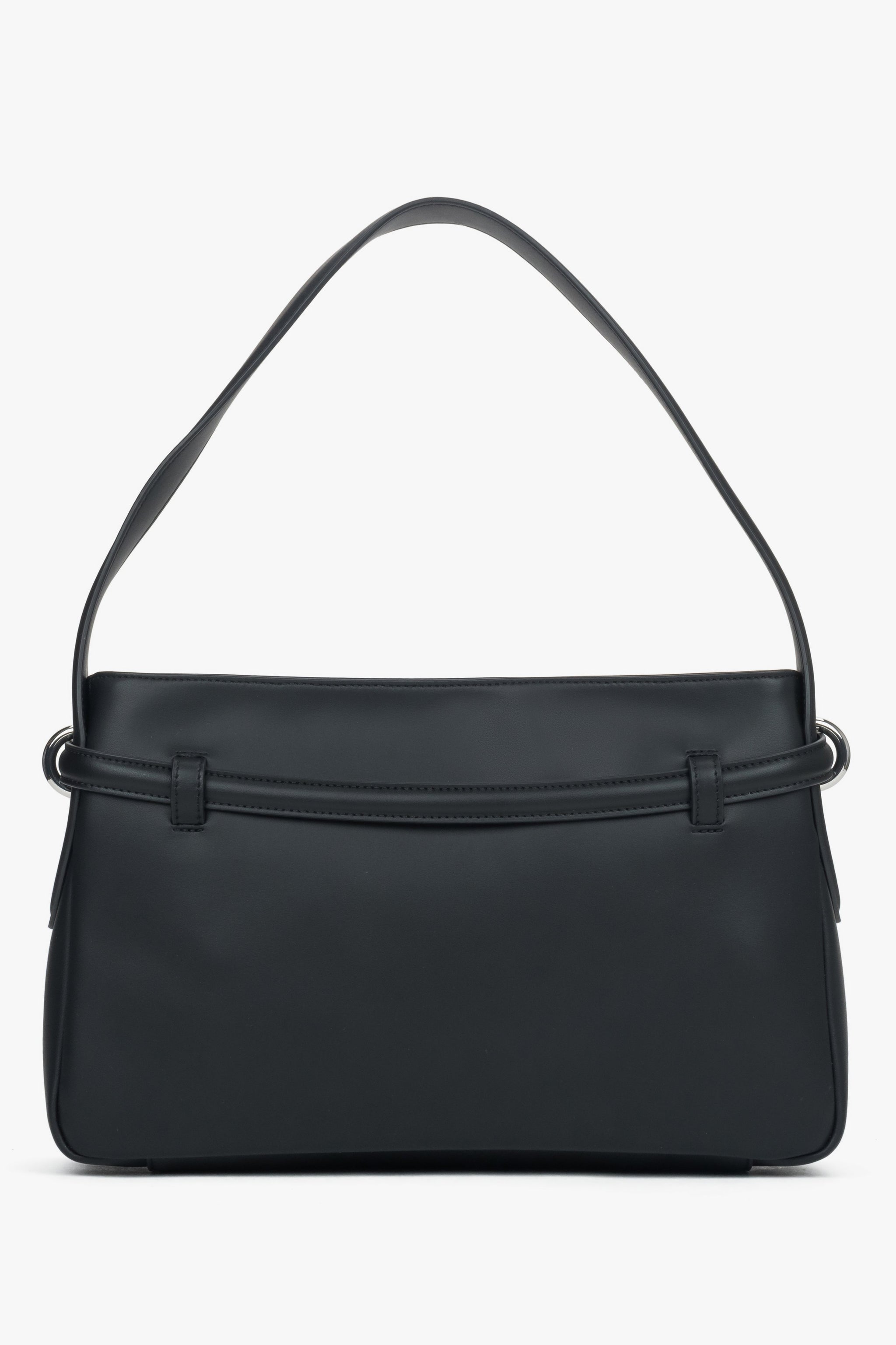 Rückansicht der schwarzen Damen-Schultertasche aus Echtleder mit elegantem Zierriemen.