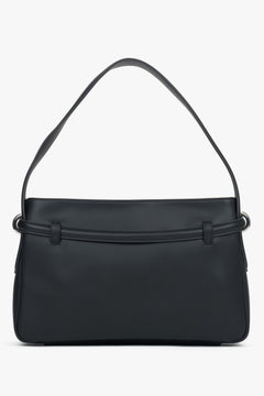 Rückansicht der schwarzen Damen-Schultertasche aus Echtleder mit elegantem Zierriemen.