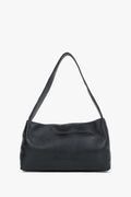 Frontalansicht der minimalistischen schwarzen Damen-Schultertasche aus echtem Glattleder von Estro