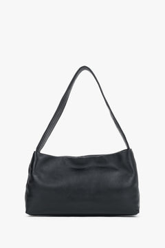 Frontalansicht der minimalistischen schwarzen Damen-Schultertasche aus echtem Glattleder von Estro