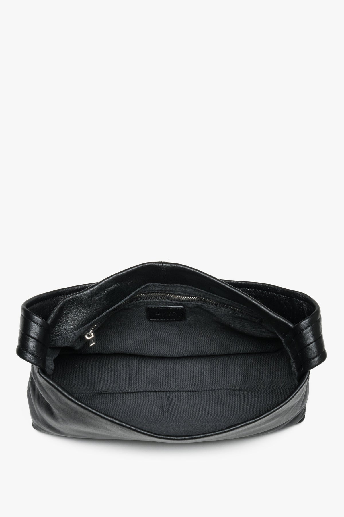 Blick in das Innere der schwarzen Ledertasche mit Textilfutter und Reißverschlussfach