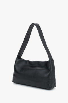 Diagonale Profilansicht der schwarzen Schultertasche aus Leder zur Veranschaulichung der weichen Silhouette