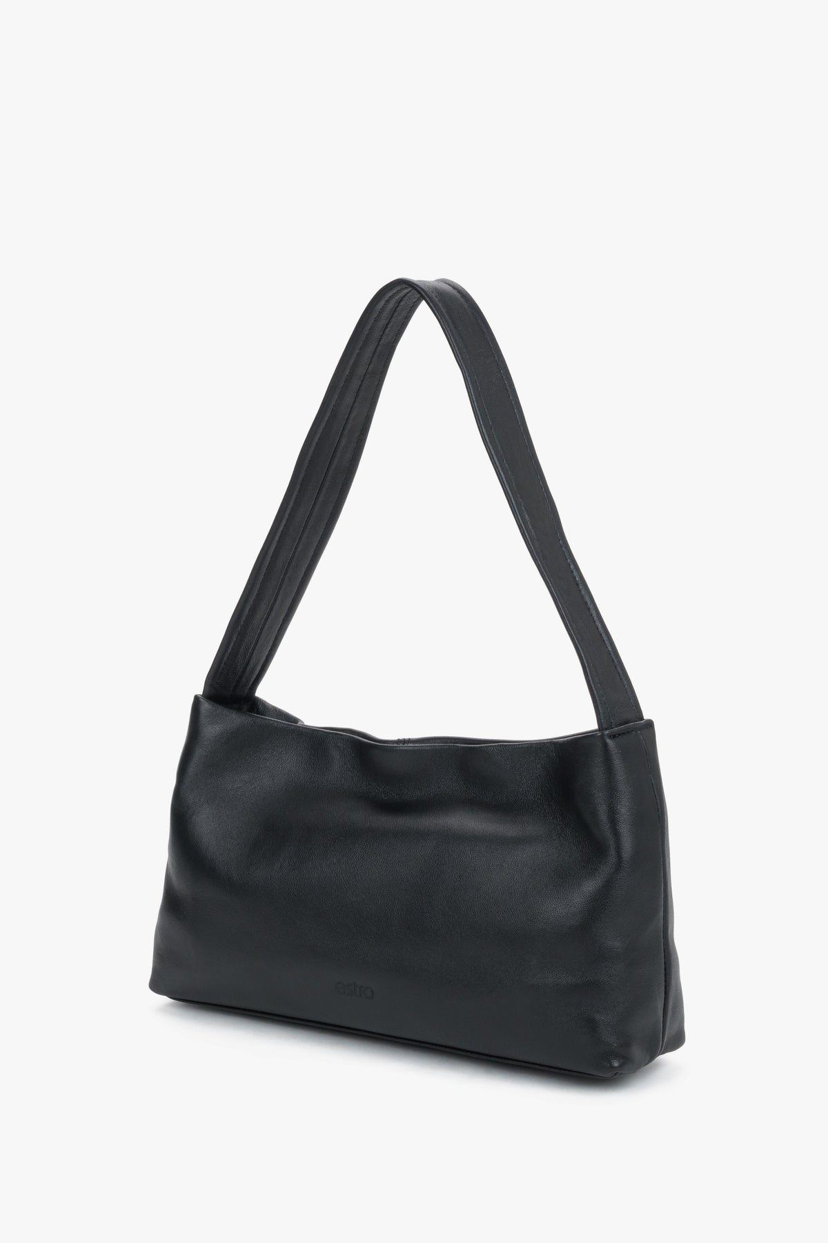 Diagonale Profilansicht der schwarzen Schultertasche aus Leder zur Veranschaulichung der weichen Silhouette