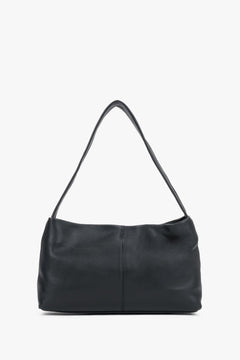 Seitenprofil der kleinen schwarzen Damen-Schultertasche mit ergonomischem Lederriemen
