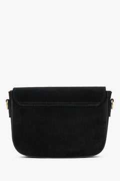 Rückwärtige Ansicht der schlichten und eleganten schwarzen Schultertasche von Estro