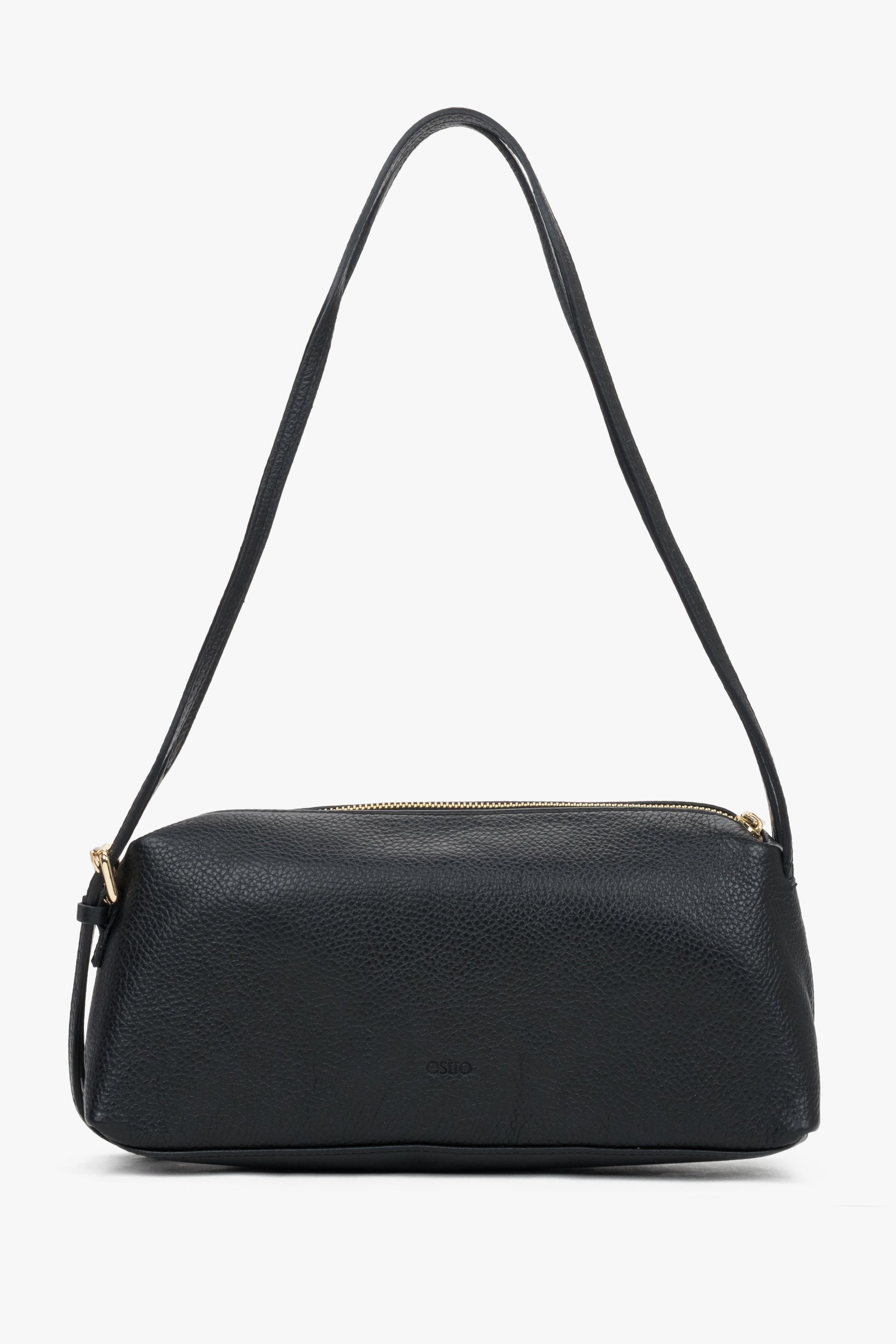 Frontale Ansicht der schwarzen Ledertasche, die die horizontale Silhouette und die dezenten goldenen Details zeigt 