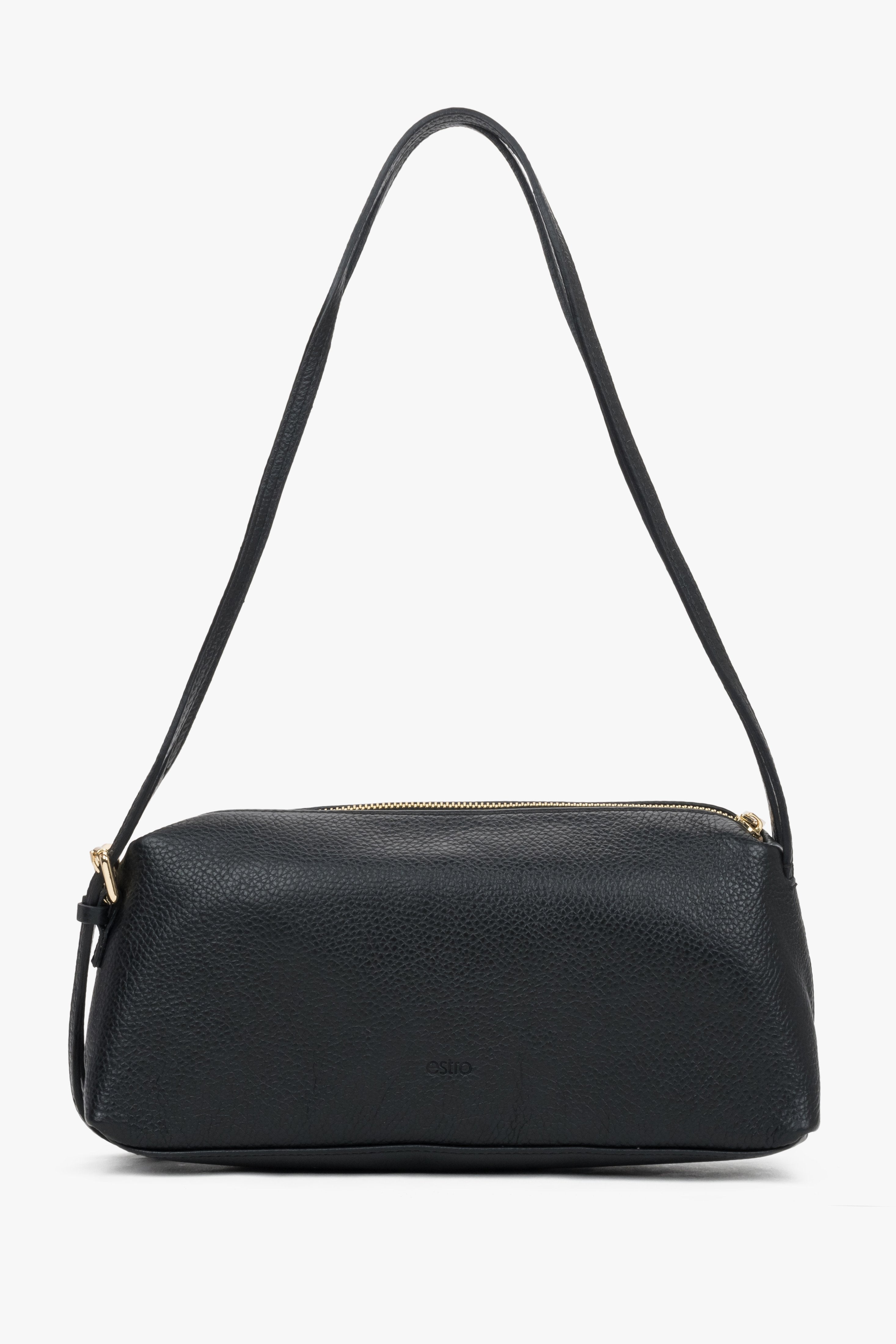Frontale Ansicht der schwarzen Ledertasche, die die horizontale Silhouette und die dezenten goldenen Details zeigt 