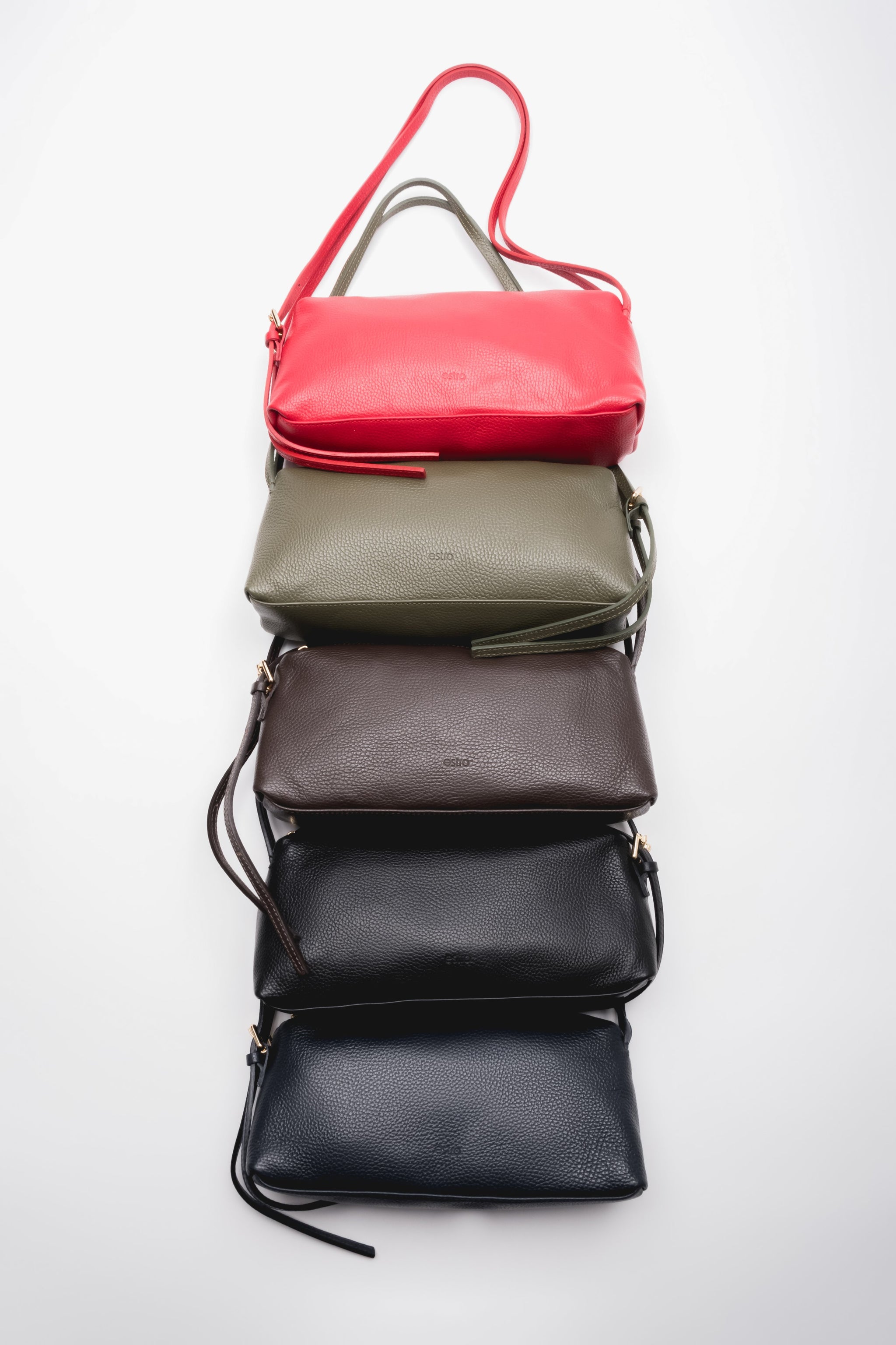 Gestapelte Präsentation der Schultertaschen in mehreren Farben, um die Designvielfalt des Modells zu zeigen 