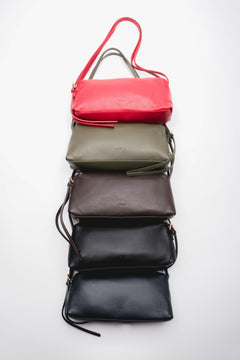 Gestapelte Präsentation der Schultertaschen in mehreren Farben, um die Designvielfalt des Modells zu zeigen 
