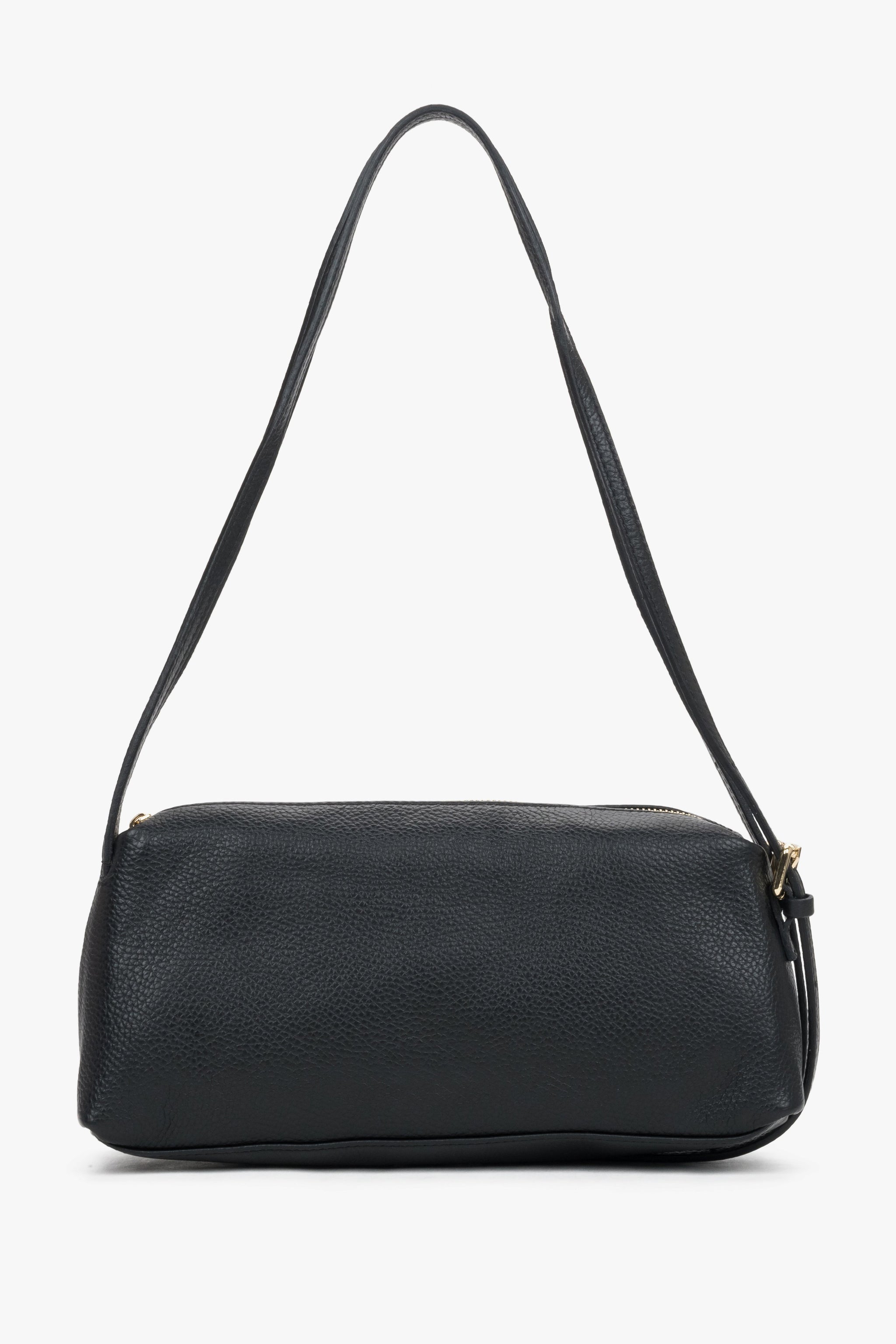 Direkte, minimalistische Frontalansicht der schwarzen Tasche, die die glatte Linienführung in den Vordergrund stellt 
