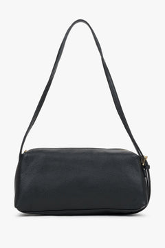 Direkte, minimalistische Frontalansicht der schwarzen Tasche, die die glatte Linienführung in den Vordergrund stellt 