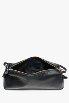 Geöffnete schwarze Schultertasche mit Fokus auf das Textilfutter, das geräumige Hauptfach und die Innentaschen 