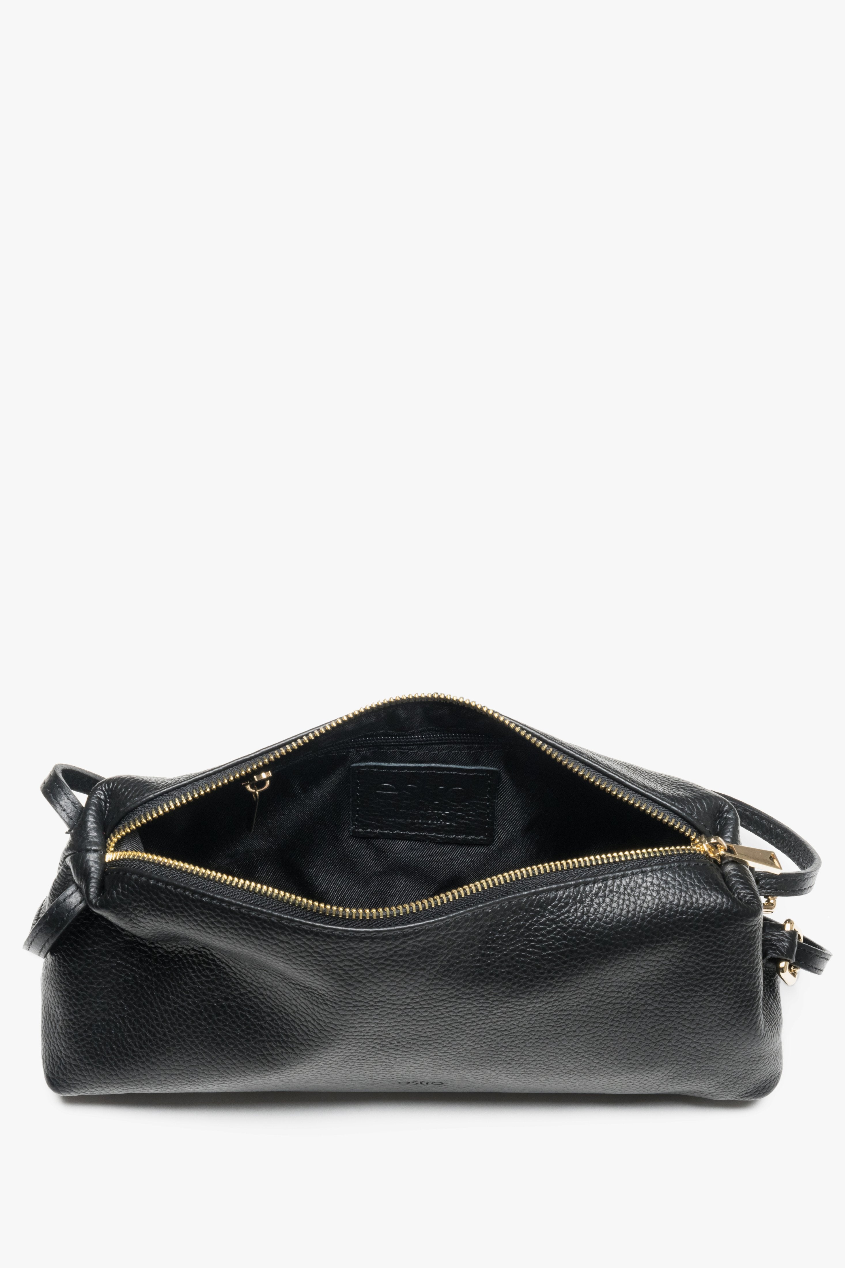 Geöffnete schwarze Schultertasche mit Fokus auf das Textilfutter, das geräumige Hauptfach und die Innentaschen 