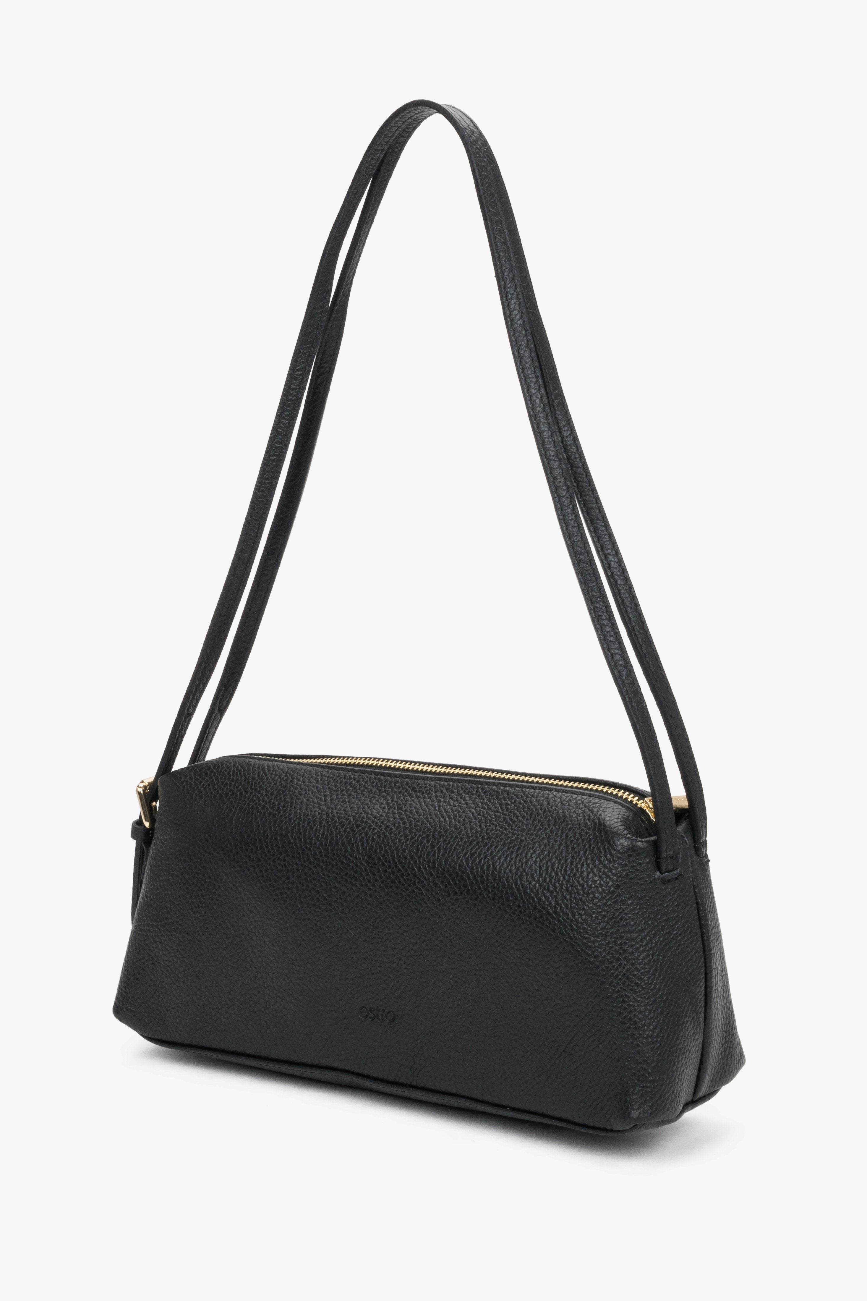 Schrägansicht der schwarzen, länglichen Damen-Schultertasche aus genarbtem italienischem Echtleder mit langem Riemen 