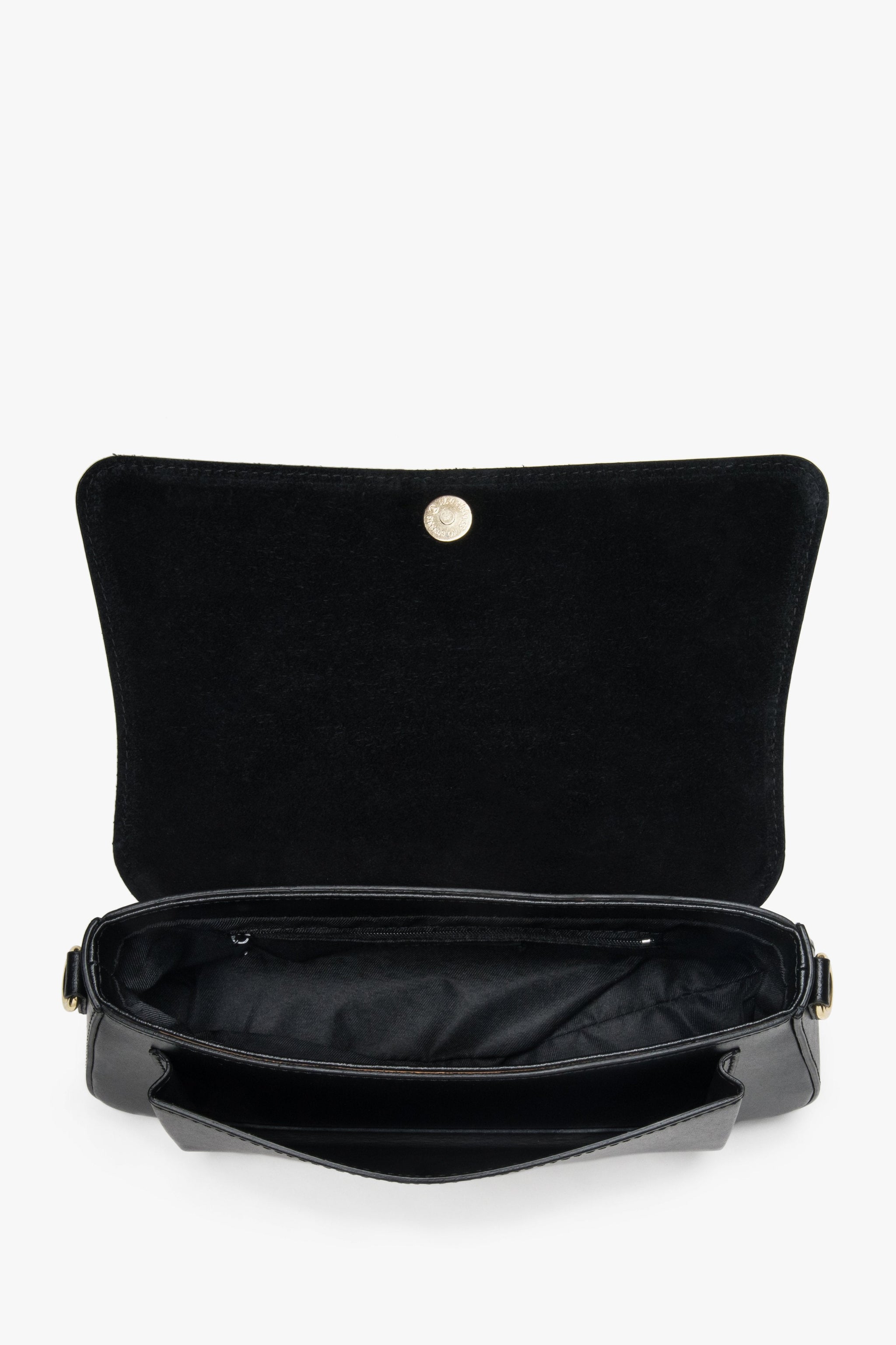 Ansicht der geöffneten Tasche mit Blick auf das Textilfutter und den dezenten Druckknopfverschluss 