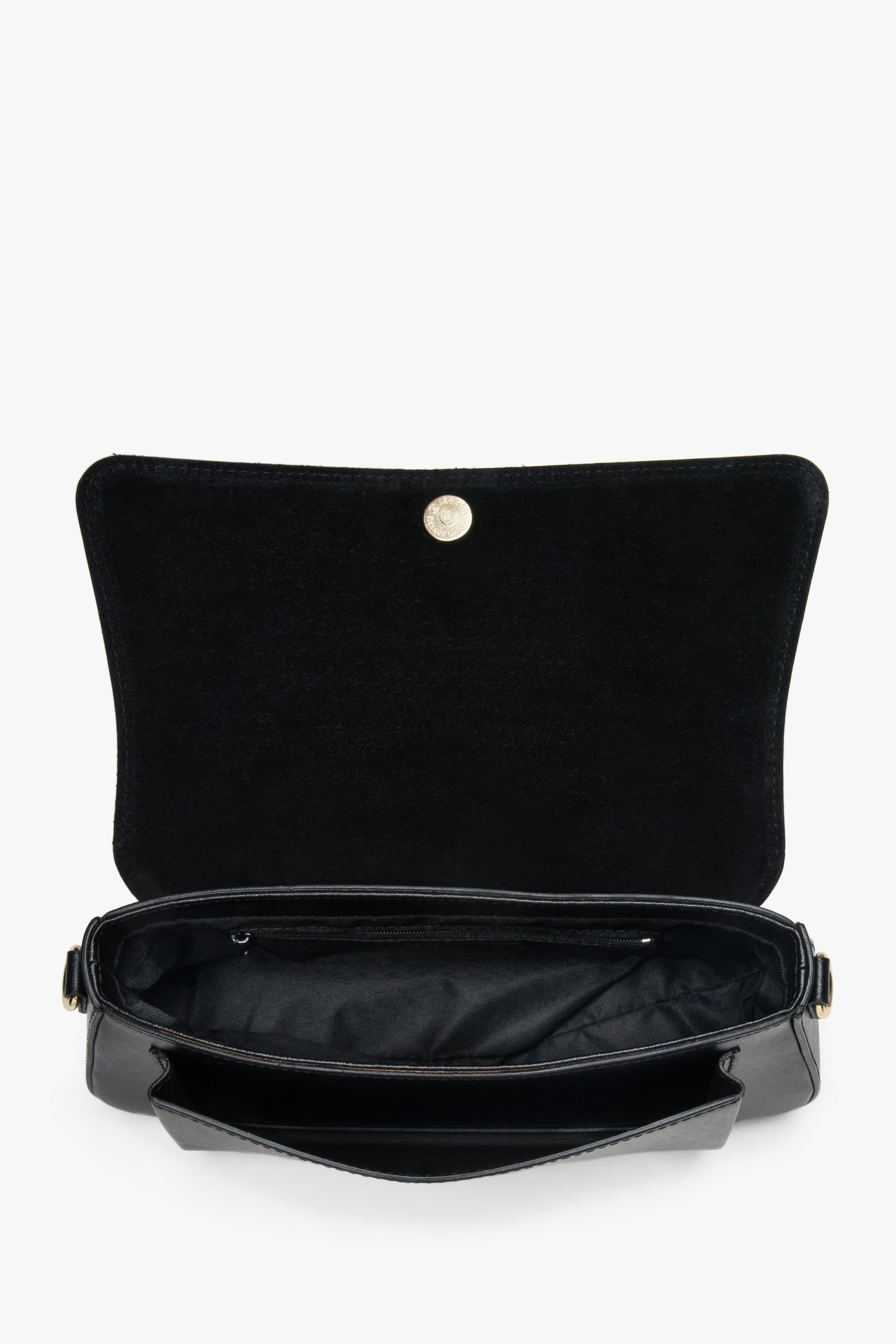 Ansicht der geöffneten Tasche mit Blick auf das Textilfutter und den dezenten Druckknopfverschluss 