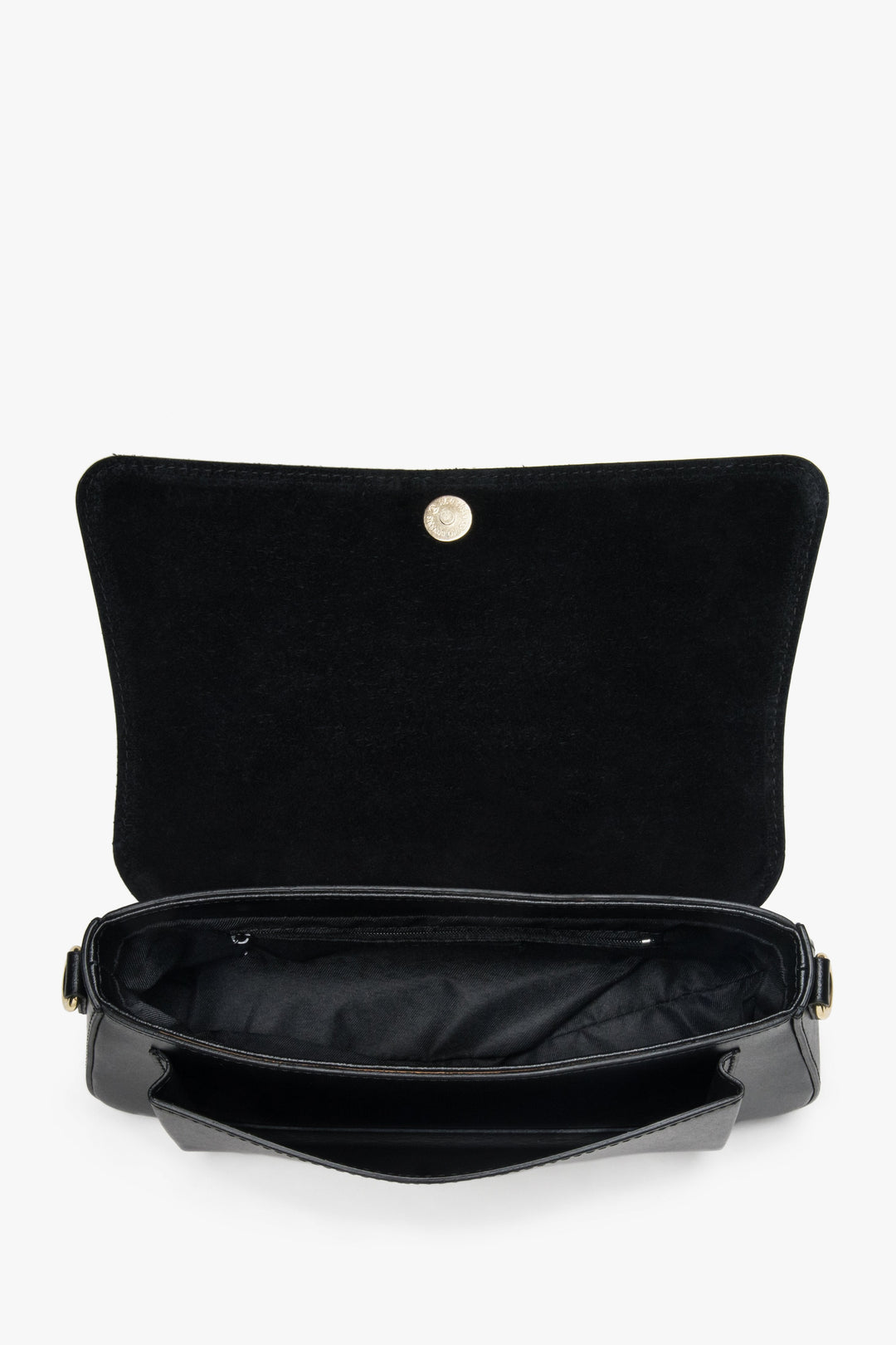 Ansicht der geöffneten Tasche mit Blick auf das Textilfutter und den dezenten Druckknopfverschluss 