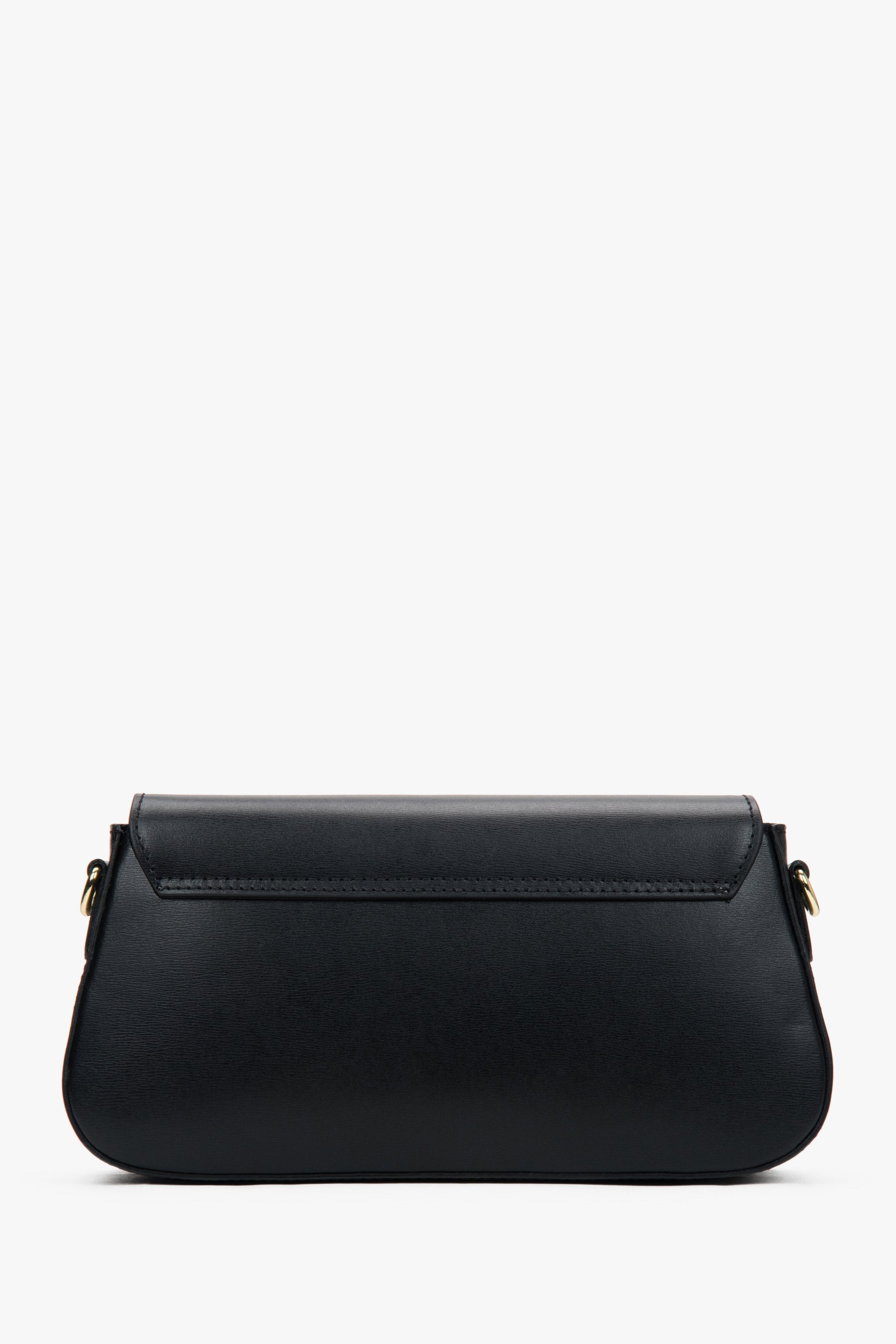 Flache Rückansicht der formschönen, schwarzen Leder-Schultertasche 