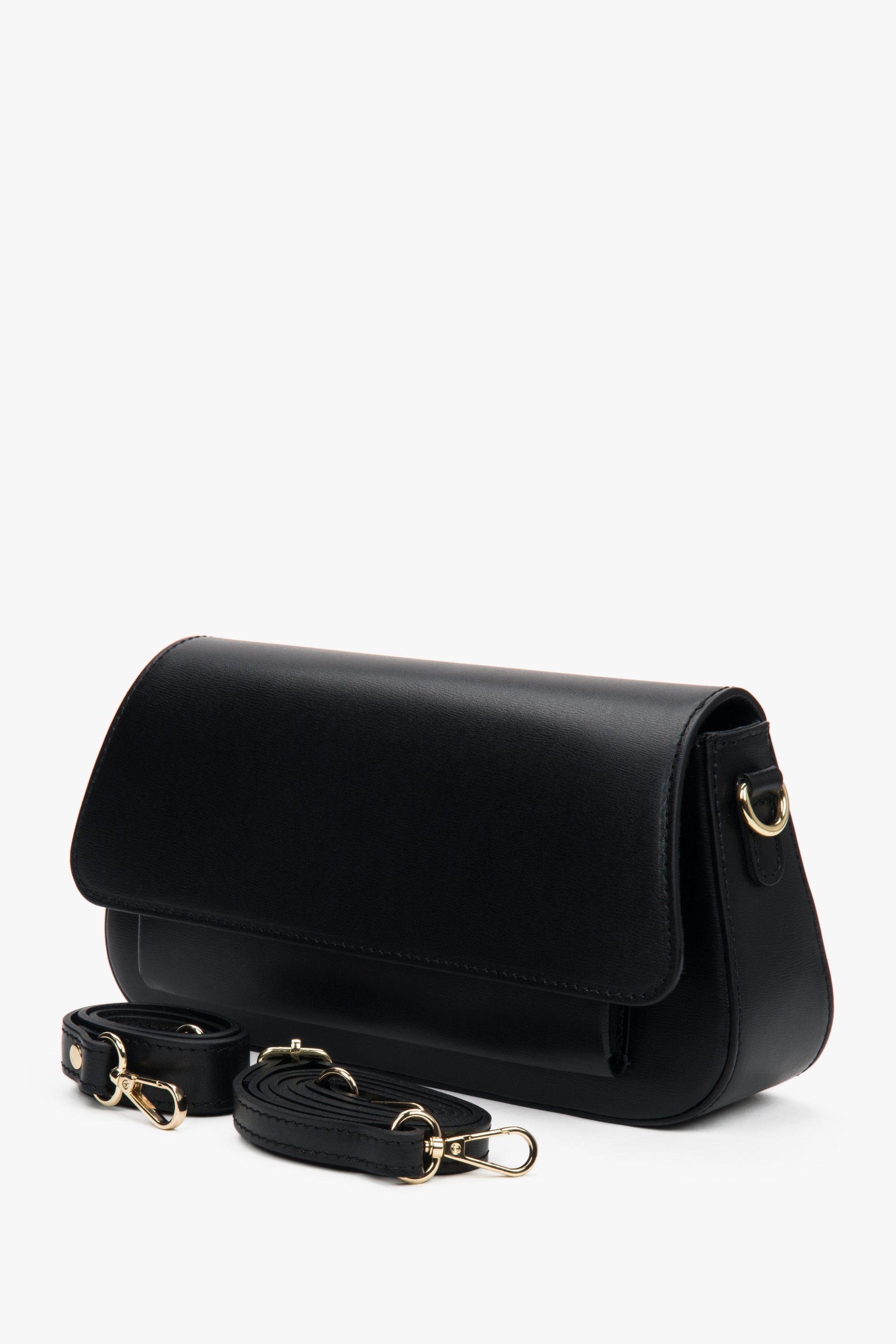 Schrägansicht der schwarzen Handtasche, die die schlanke Silhouette und Tiefe veranschaulicht
