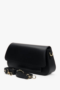 Schrägansicht der schwarzen Handtasche, die die schlanke Silhouette und Tiefe veranschaulicht