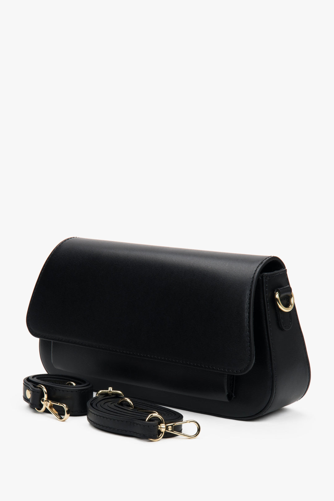 Schrägansicht der schwarzen Handtasche, die die schlanke Silhouette und Tiefe veranschaulicht
