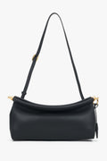 Frontansicht der schwarzen Damen Schultertasche aus Naturleder mit goldenen Details.
