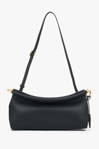 Frontansicht der schwarzen Damen Schultertasche aus Naturleder mit goldenen Details.