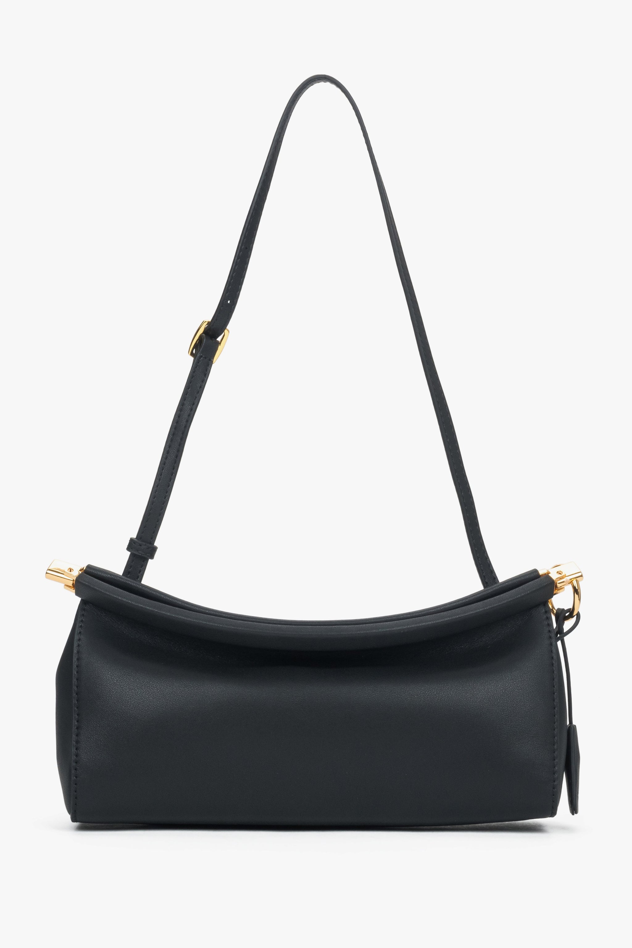 Frontansicht der schwarzen Damen Schultertasche aus Naturleder mit goldenen Details.
