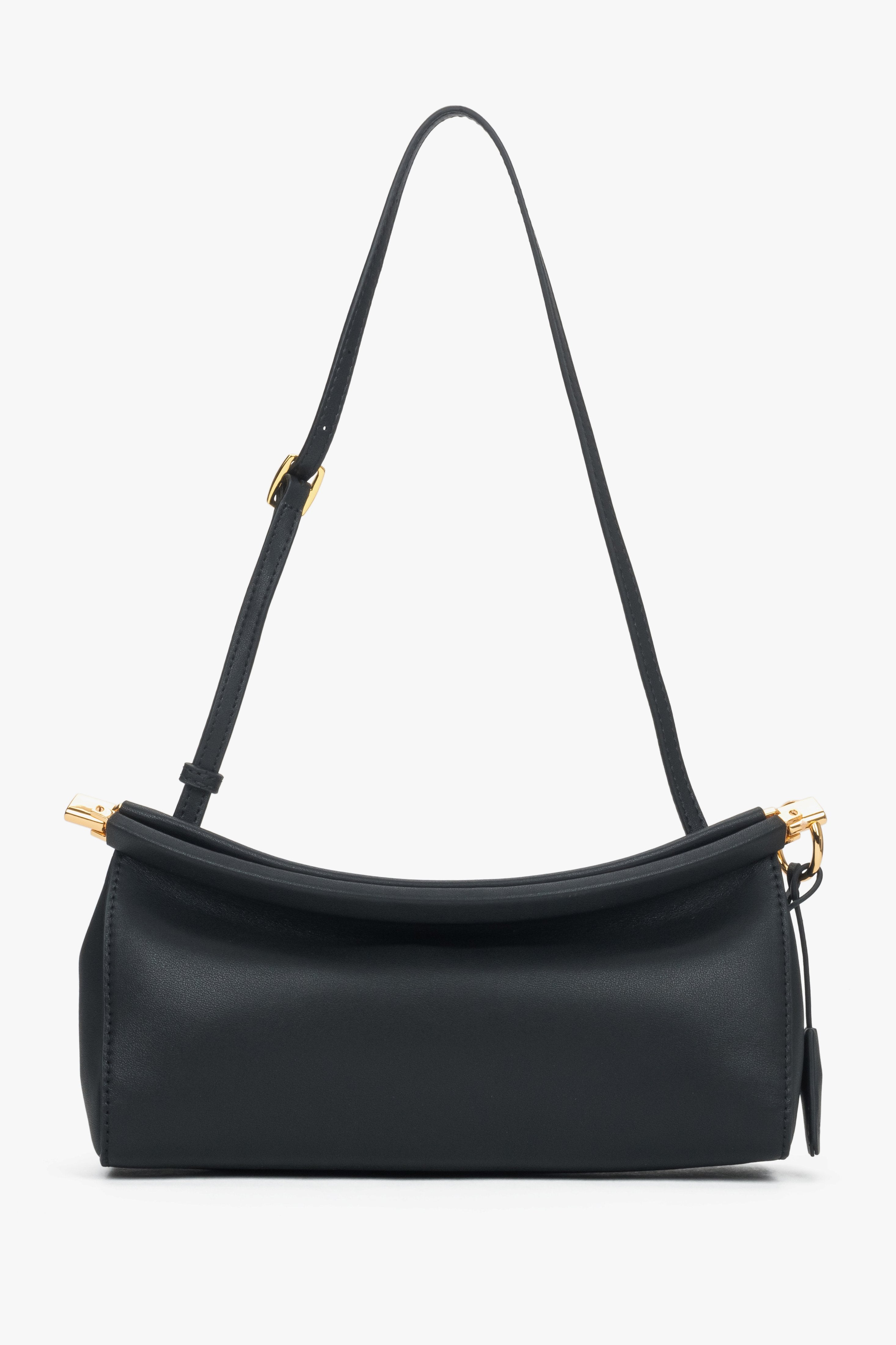 Frontansicht der schwarzen Damen Schultertasche aus Naturleder mit goldenen Details.