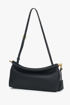 Rückansicht der schlichten schwarzen Schultertasche aus hochwertigem Leder.