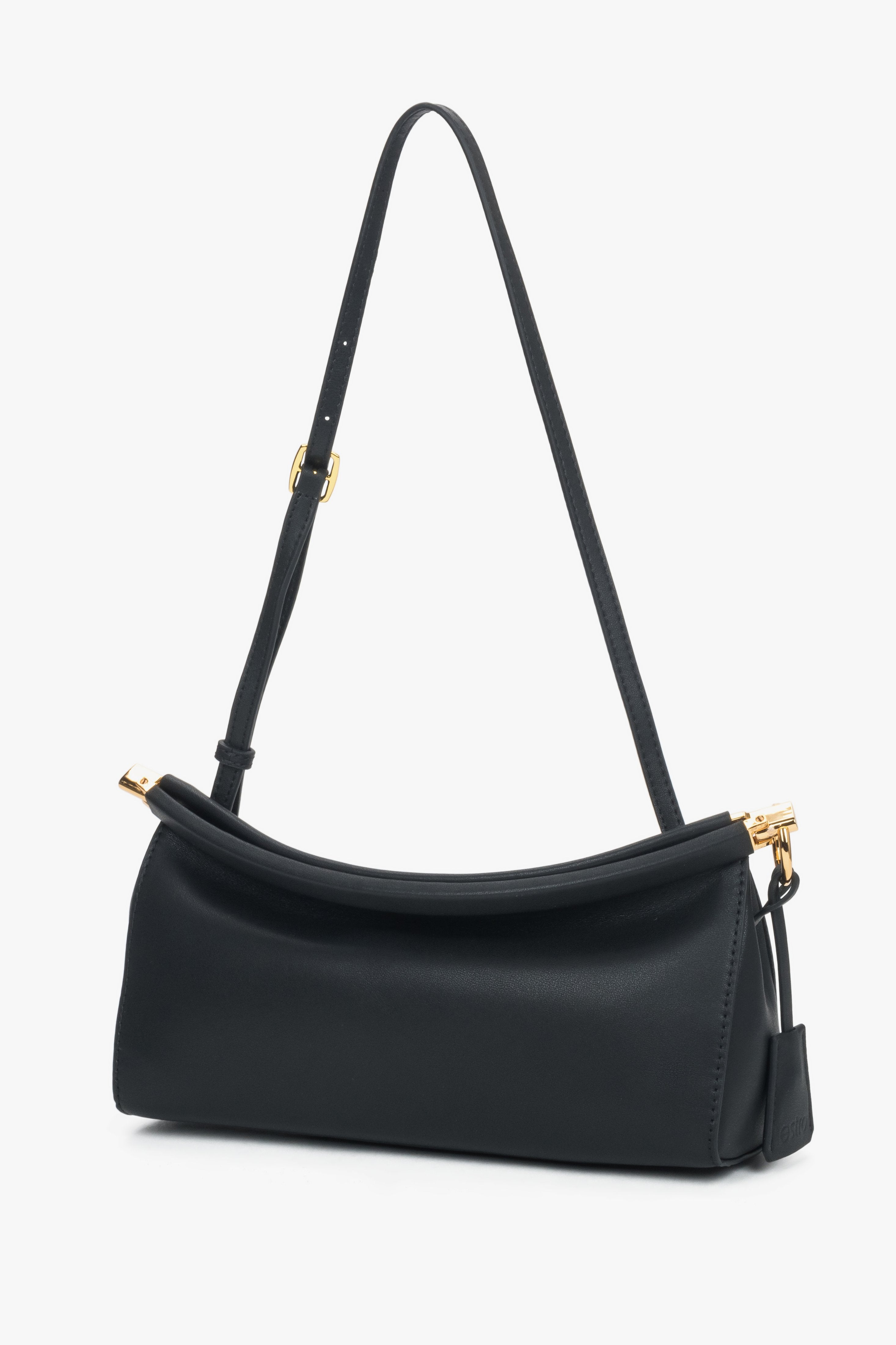 Rückansicht der schlichten schwarzen Schultertasche aus hochwertigem Leder.