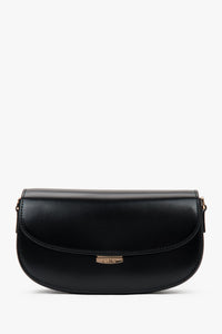Frontansicht der schwarzen Damen Schultertasche in Hufeisenform aus glattem Leder.