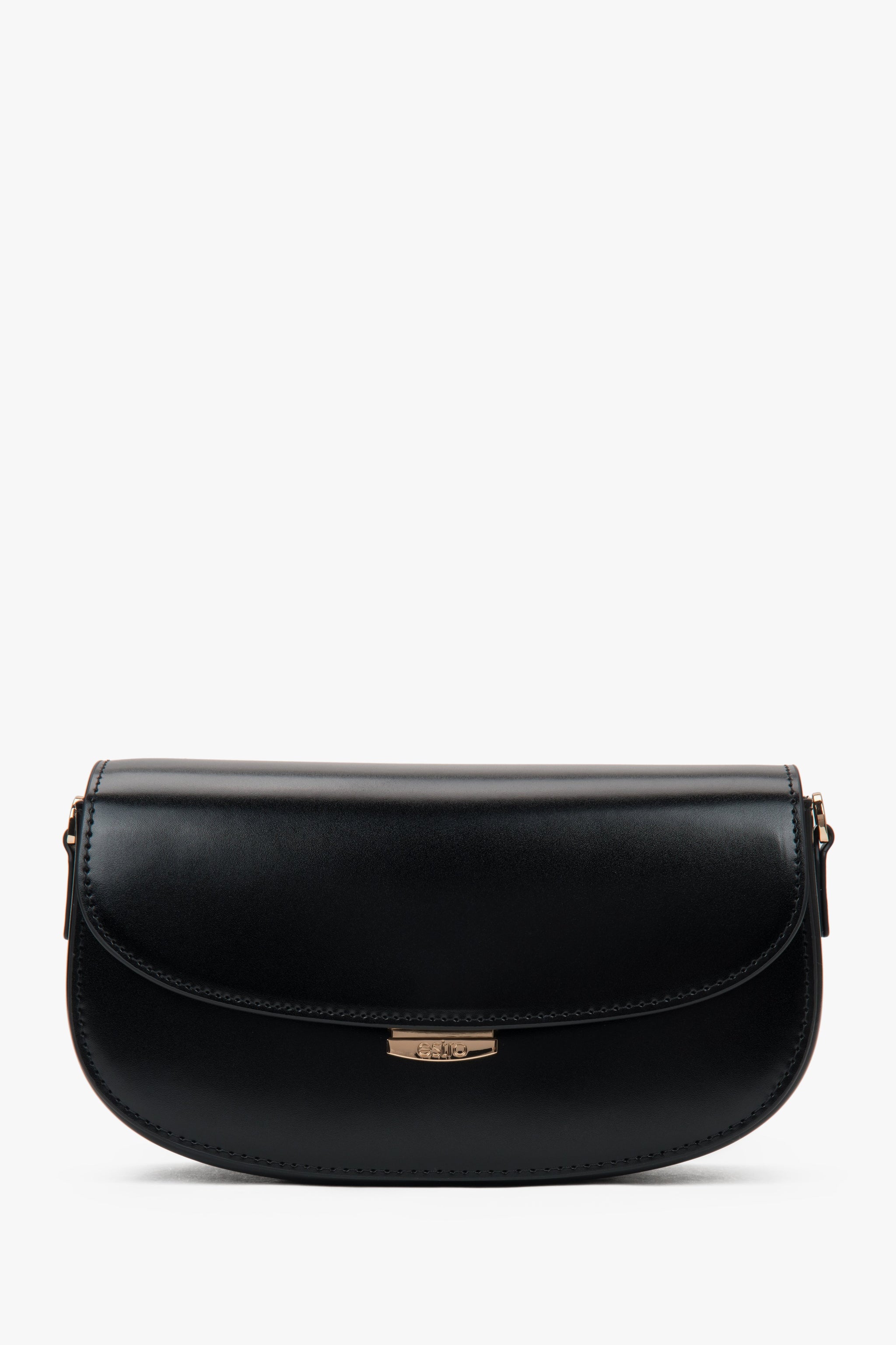 Frontansicht der schwarzen Damen Schultertasche in Hufeisenform aus glattem Leder.