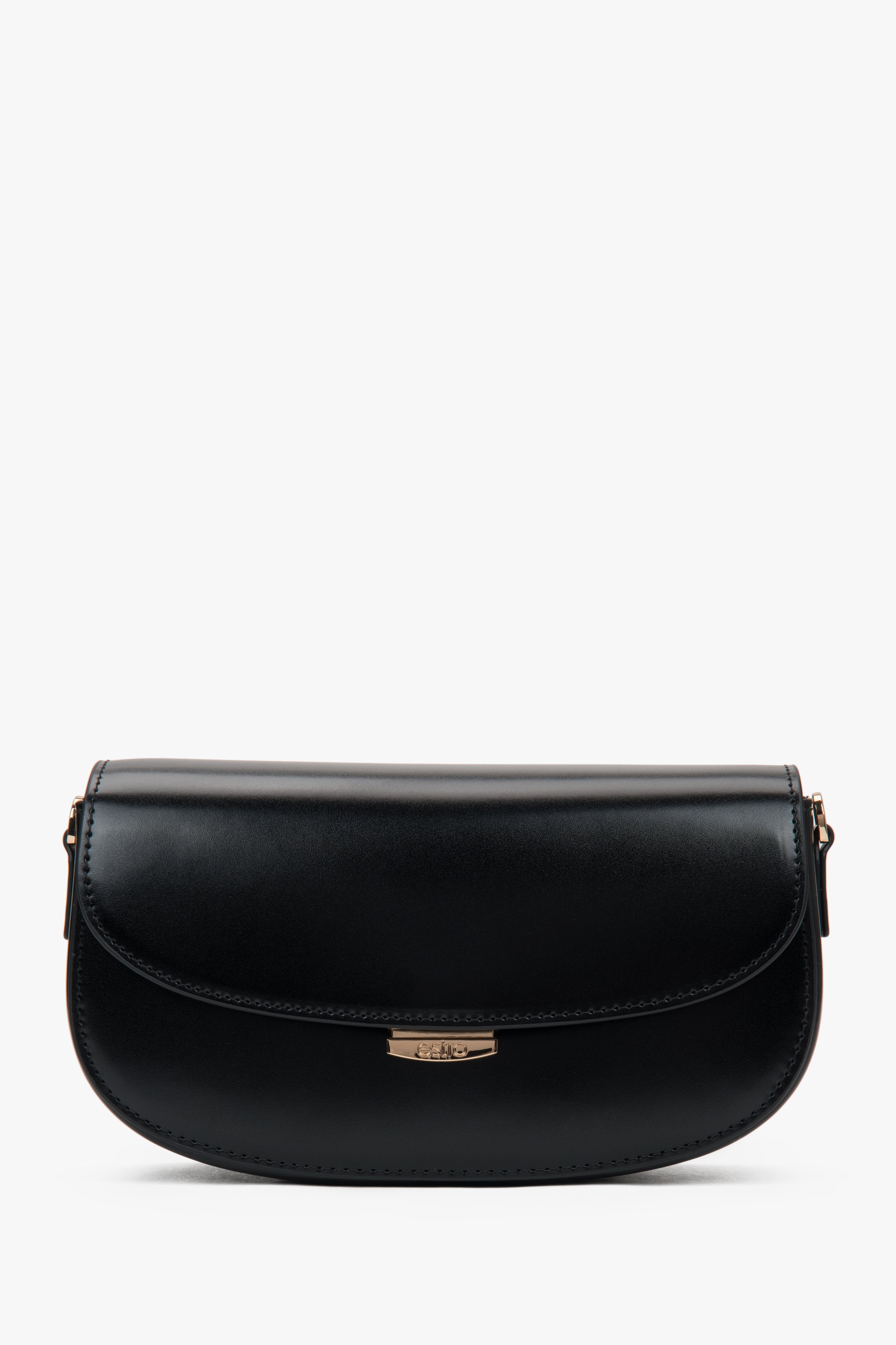 Frontansicht der schwarzen Damen Schultertasche in Hufeisenform aus glattem Leder.