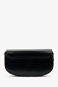 Rückansicht der minimalistischen schwarzen Ledertasche von Estro.