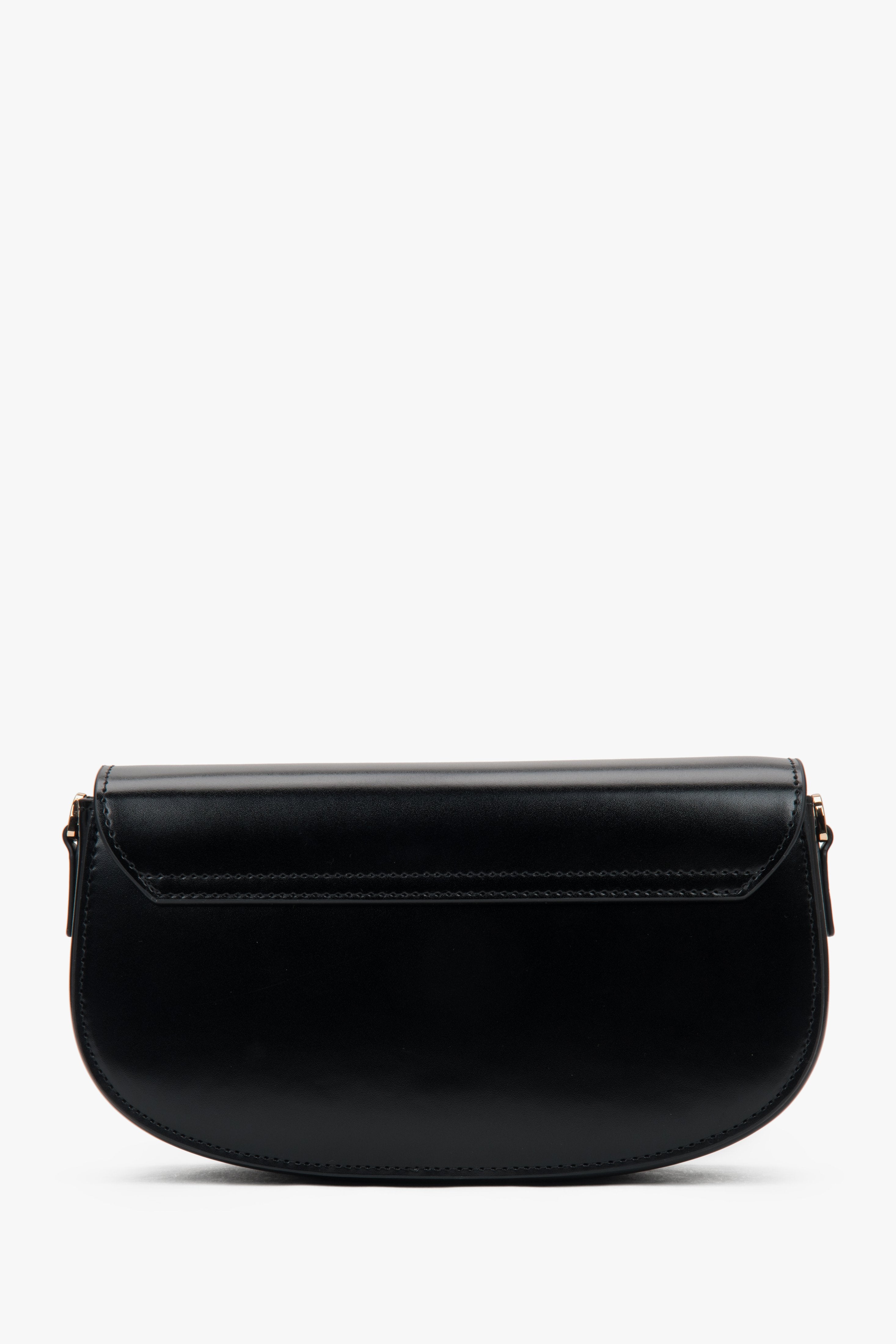 Rückansicht der minimalistischen schwarzen Ledertasche von Estro.