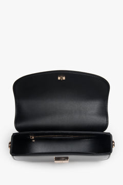 Blick in das offene Hauptfach der schwarzen Tasche mit hochwertigem Lederfutter.