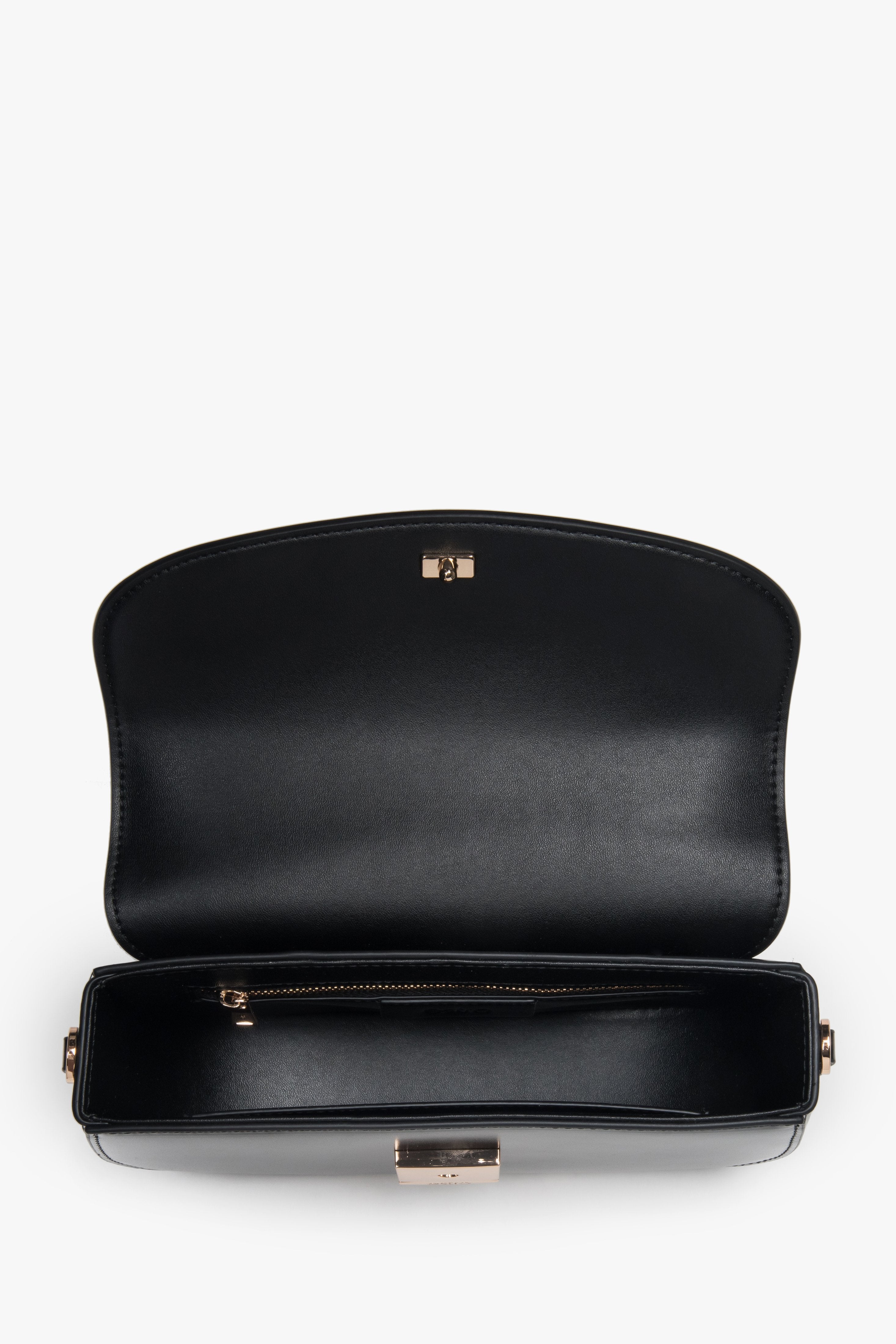 Blick in das offene Hauptfach der schwarzen Tasche mit hochwertigem Lederfutter.