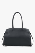 Frontale Ansicht der schwarzen Damen-Schultertasche aus genarbtem Leder mit eleganten Tragehenkeln