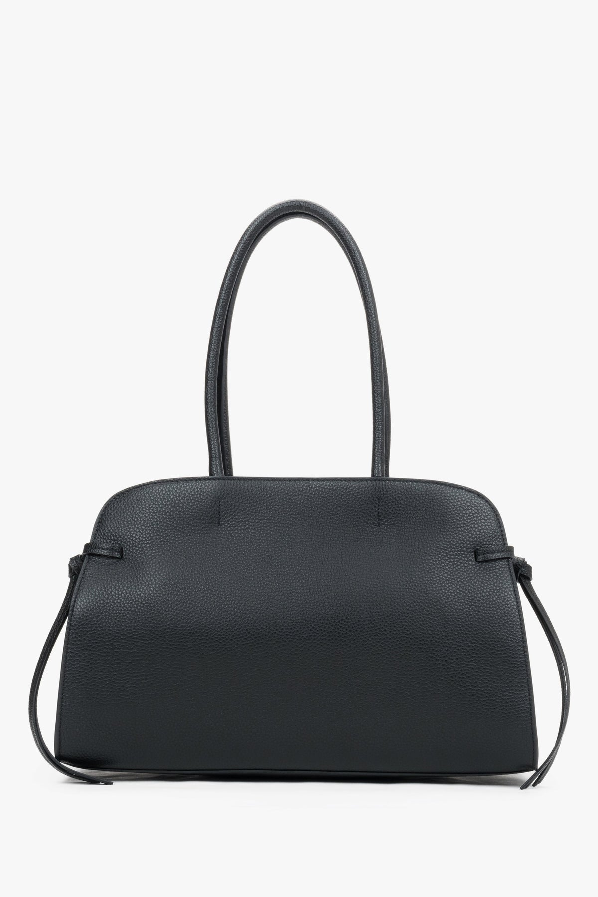 Frontale Ansicht der schwarzen Damen-Schultertasche aus genarbtem Leder mit eleganten Tragehenkeln