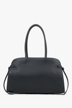 Frontale Ansicht der schwarzen Damen-Schultertasche aus genarbtem Leder mit eleganten Tragehenkeln
