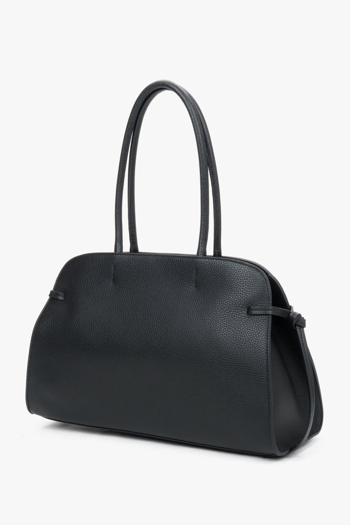 Schräge Seitenansicht der schwarzen Ledertasche mit dekorativen seitlichen Bindebändern