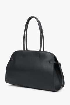 Schräge Seitenansicht der schwarzen Ledertasche mit dekorativen seitlichen Bindebändern