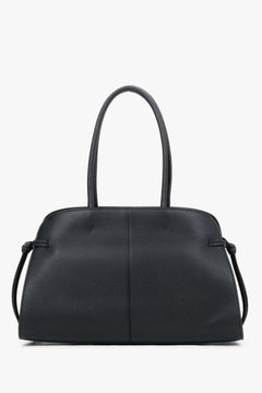 Rückansicht der minimalistischen schwarzen Schultertasche in formstabiler Kofferform