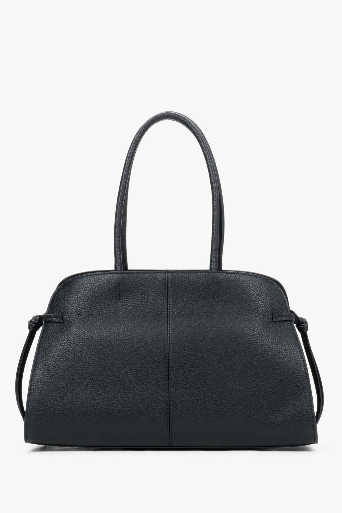 Rückansicht der minimalistischen schwarzen Schultertasche in formstabiler Kofferform